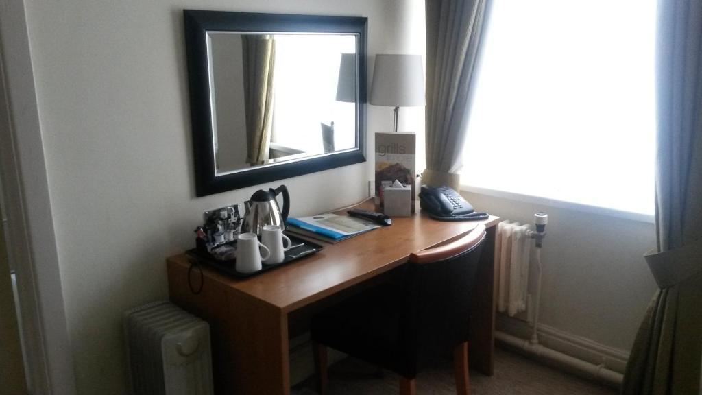 The Twelve Knights Hotel Port Talbot Room photo