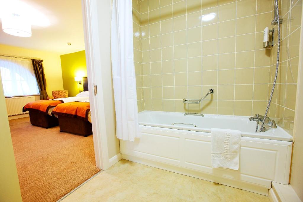 The Twelve Knights Hotel Port Talbot Room photo